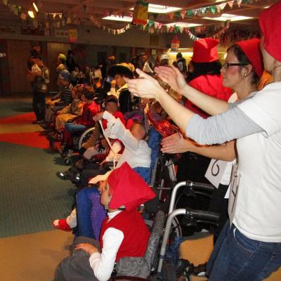 Fasching in der Schulaula, applaudierende Kinder und Erwachsene