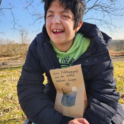 Schüler Umarmt lachend seine Tüte vor Freude 