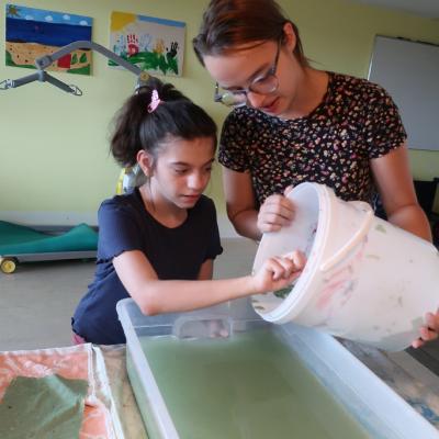 Papiermasse in eine Wanne mit Wasser schütten