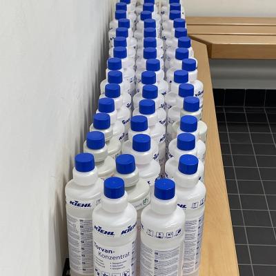 Eine Reihe leerer Reinigungsmittel-Flaschen