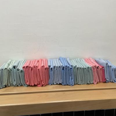 Eine Reihe von farbigen, gefalteten Mikrofasertüchern