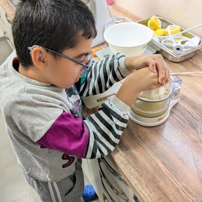 Ein Junge presst eine Zitrone aus 