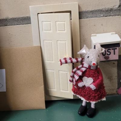 Ella, die Weihnachtsmaus vor einer Türe