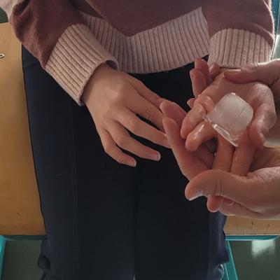 Hände und ein Eiswürfel