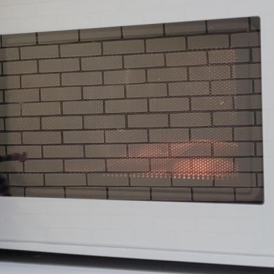 Ella vor der Mikrowelle