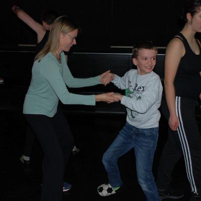 Im dunklen Disco-Raum tanzt Luca mit Frau Roos von den Stuttgartern.