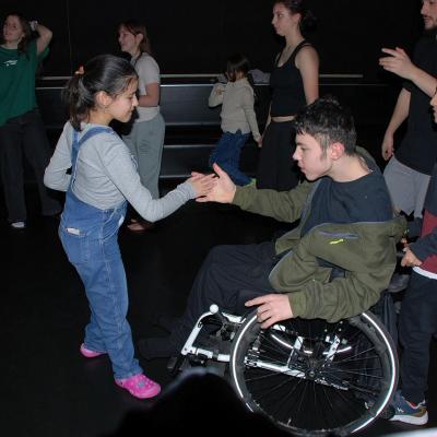 Ghofran und Maik tanzen im dunklen Disco-Raum und klatschen mit den Händen ab.