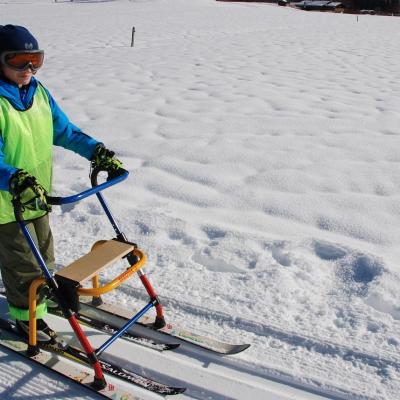Luca läuft in der Loipe mit dem Skilator. Dahinter sieht man schneebedeckten Boden.