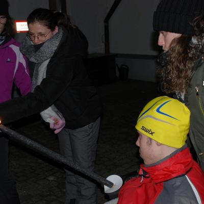Marija zündet mit ihrer Fackel Maiks Fackel an. Lena und Frau Fecke helfen den beiden.
