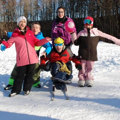 Ghofran, Luca, Marija, Sophia und Maik stehen im Schnee und machen Grimassen in die Kamera. Dahinter sieht man Schnee und dunkle Bäume.
