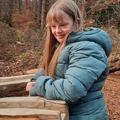 Eine junge Frau lächelt in die Kamera.