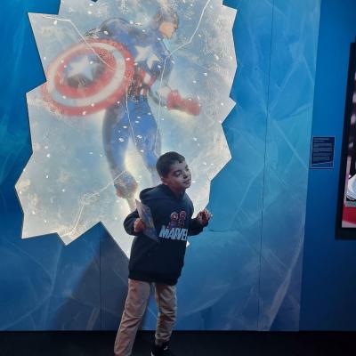 Ein Junge steht vor einer Wand. In der Wand ist die Figur von Captain America. Es sieht aus als wäre die Figur in Eis eingeschlossen 