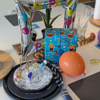 Geburtstagstisch mit Kuchen und Luftballons