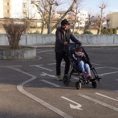 Ein Mann schiebt einen Jungen im Rollstuhl und genießen den Ausflug.