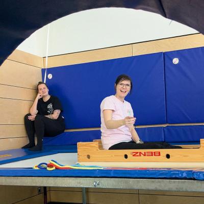 Zwei Frauen auf dem Trampolin und lachen