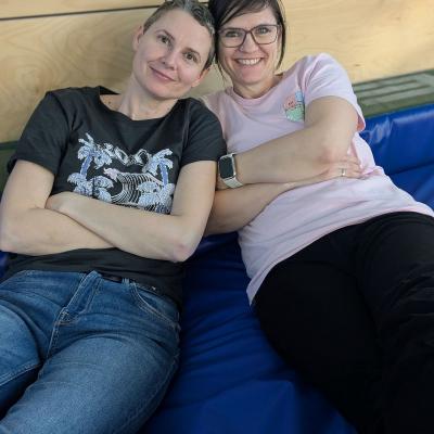 Zwei Frauen lachen in die Kamera