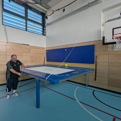 großes Trampolin wird aufgebaut von einem Mitarbeiter