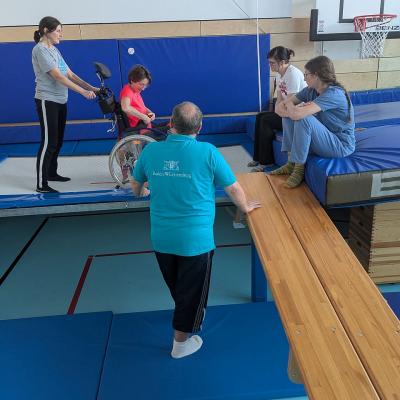 Eine Rampe aus Bänken wurde an das Trampolin gebaut zur Unterstützung