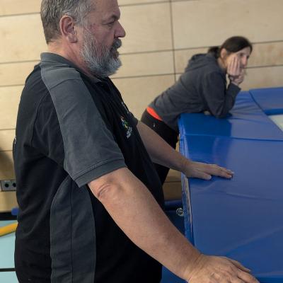 Ein Mann und eine Frau stehen am Trampolin