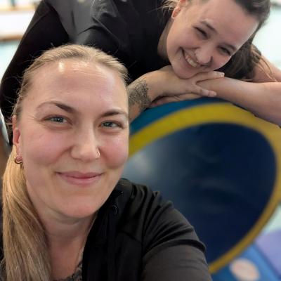 zwei Frauen lachen in die Kamera