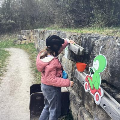 Zwei junge Frauen im Rollstuhl stehen im freien