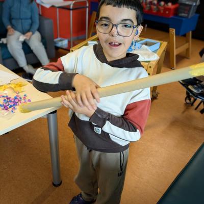 Ein Junge lächelt in die Kamera