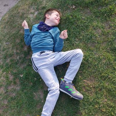 Ich rolle mich zum Rollstuhl und habe mega Spaß dabei.