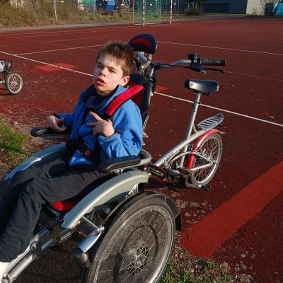 Schüler sitzt auf dem Rollfit, vorne in der Schale