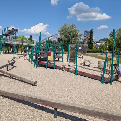 Ein großer Kletterspielplatz