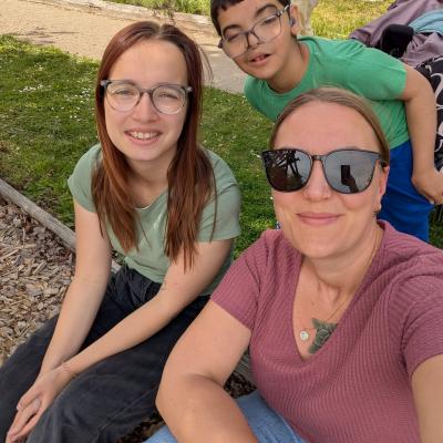 2 Frauen und ein Junge lachen in die Kamera