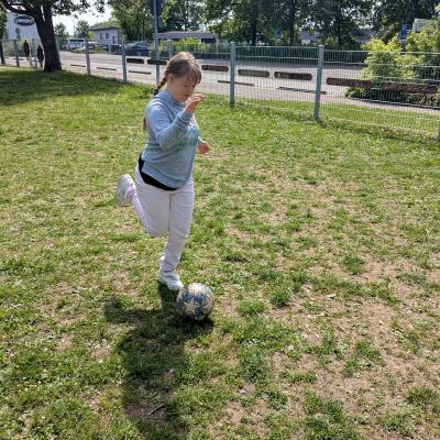 Ein Mädchen spielt Fußball und freut sich  