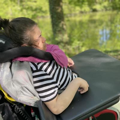 Eine junge Frau im Rollstuhl