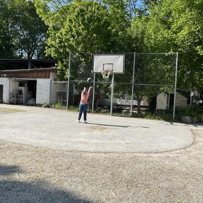 Eine junge Frau spielt Basketball