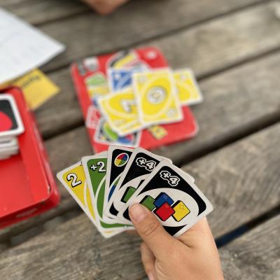 Eine Hand hält UNO Karten