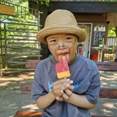 Ein Junge isst ein Eis und freut sich