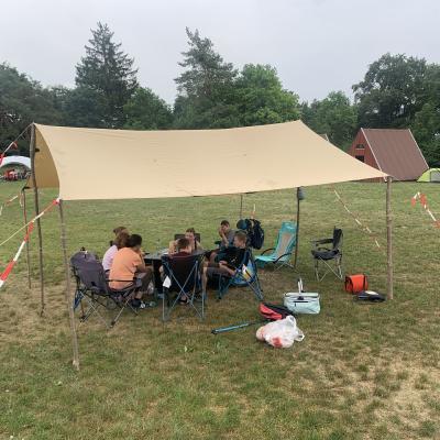 Wir sitzen am Hüttenlager unter unserem Tarp.
