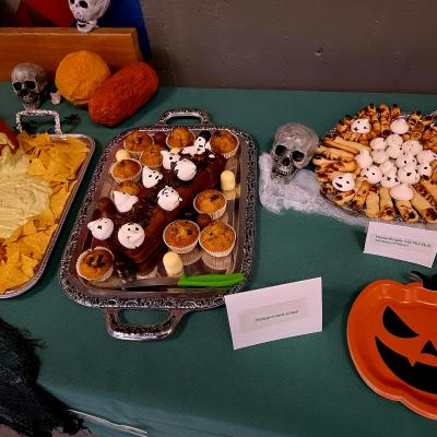Buffet mit schaurigem Fingerfood.